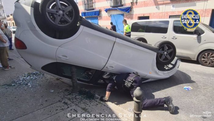 Una conductora resulta herida leve tras el vuelco de su vehículo en Sevilla