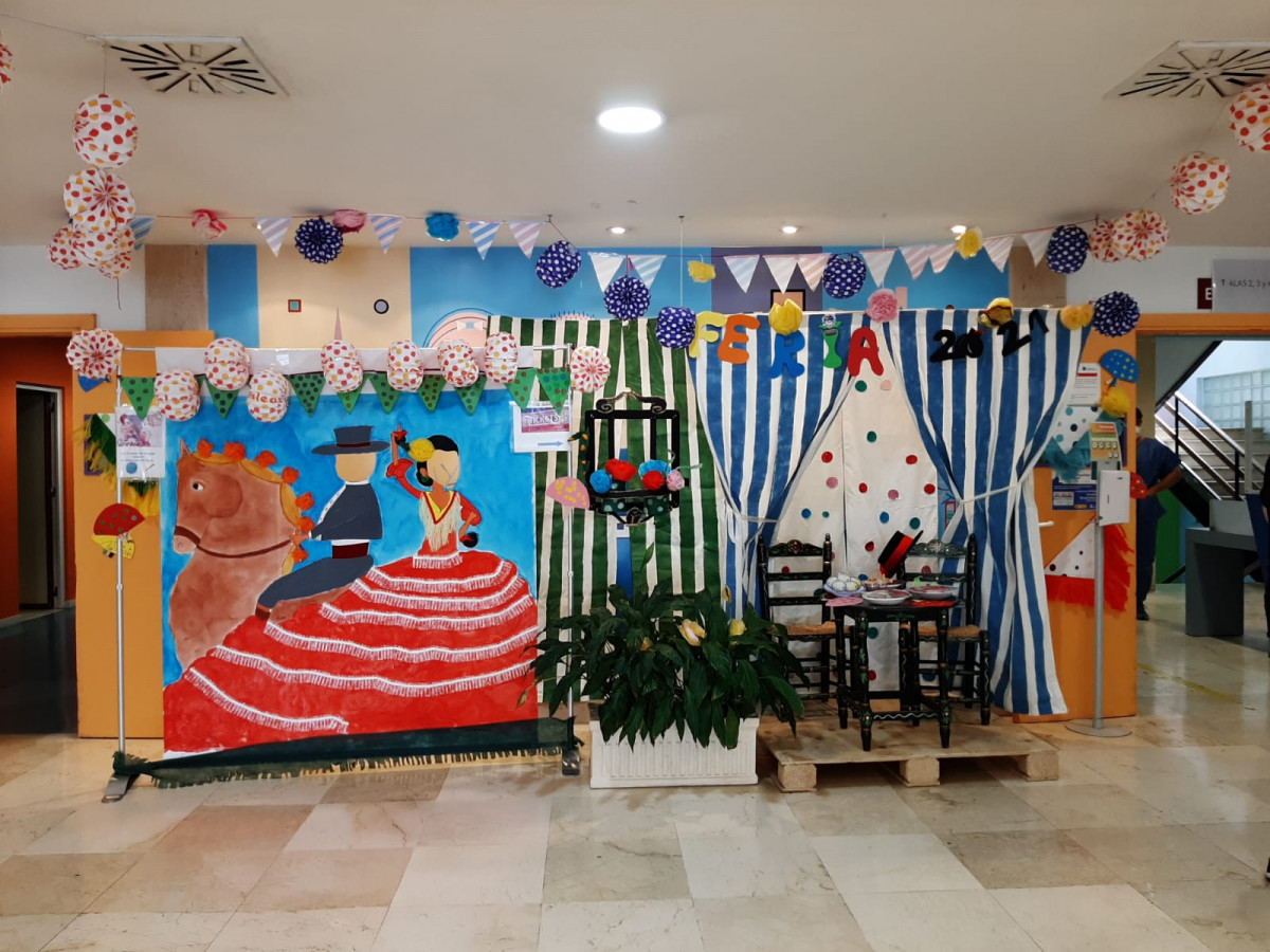 El hall del Hospital Infantil se viste de Feria de Abril para hacer disfrutar a los pequeños