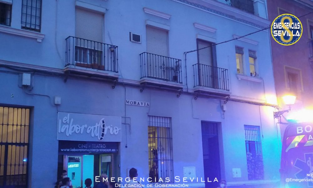 Cinco afectados leves por inhalación de humo en el incendio de una vivienda en Sevilla