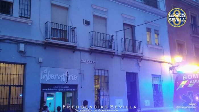 Cinco afectados leves por inhalación de humo en el incendio de una vivienda en Sevilla