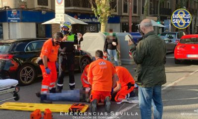 Un motorista es hospitalizado tras colisionar contra un coche en el centro de Sevilla