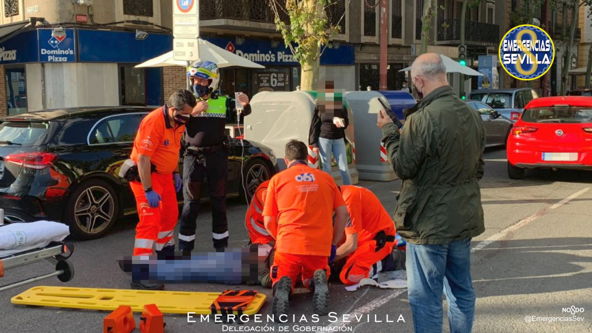 Un motorista es hospitalizado tras colisionar contra un coche en el centro de Sevilla