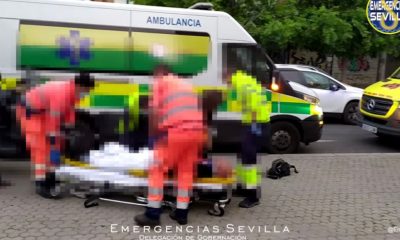 Un peatón herido tras bajar del autobús al ser atropellado en la acera por una moto