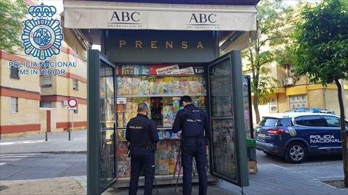 Detienen a un varón que atracaba a una quiosquera a punta de cuchillo en Sevilla