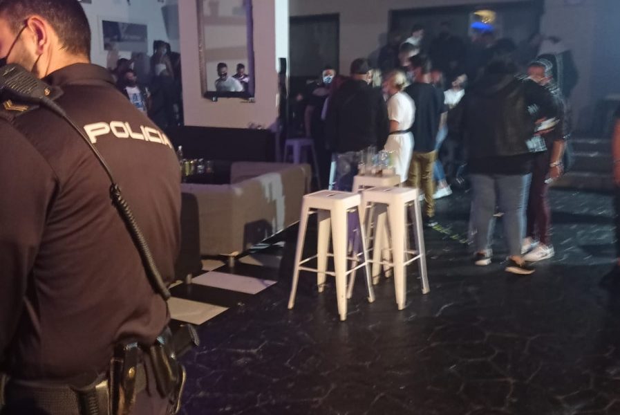 Desalojan una fiesta en un pub de Sevilla con 57 personas sin mascarillas y con drogas