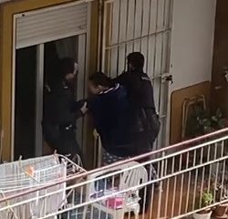 El marido de la mujer facilitó a los agentes el acceso a la vivienda