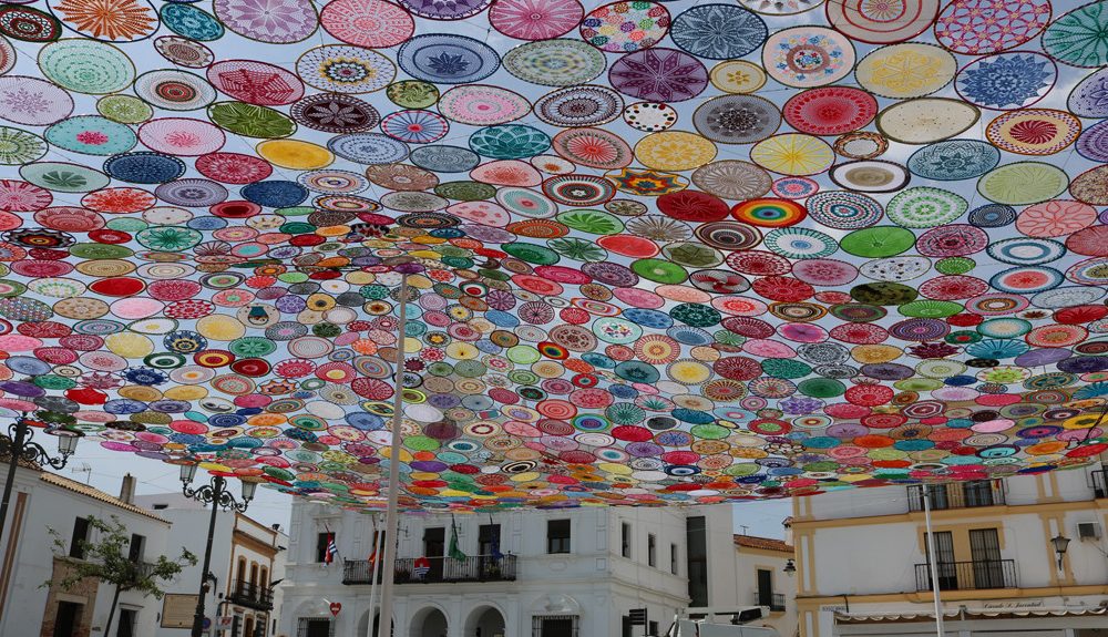 Un enorme toldo de croché elaborado por más de 300 mujeres colorea el cielo de Cartaya