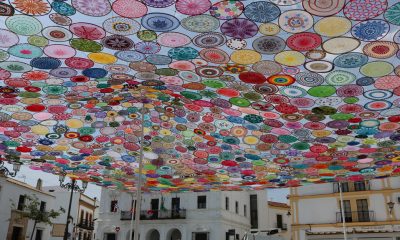 Un enorme toldo de croché elaborado por más de 300 mujeres colorea el cielo de Cartaya