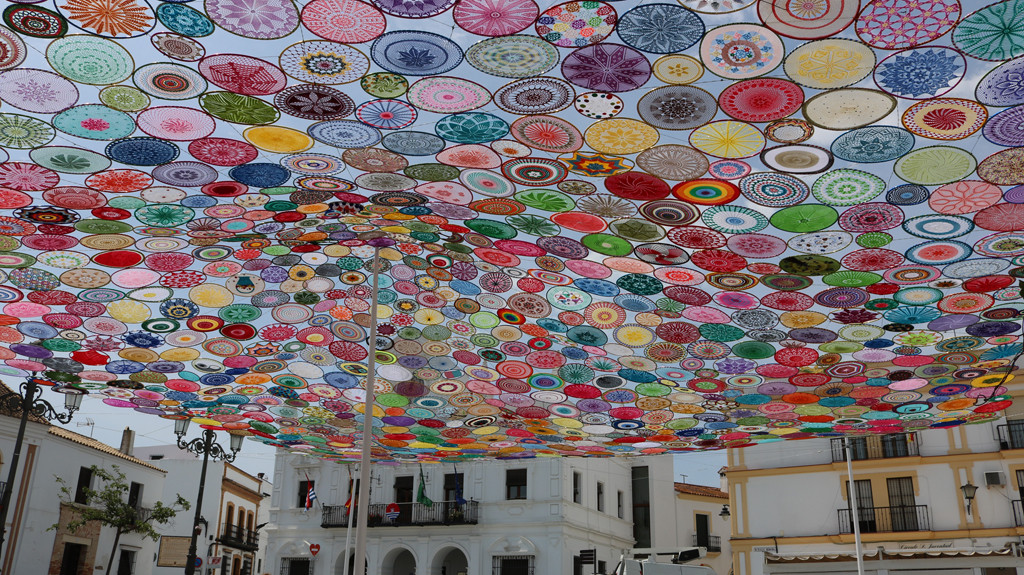 Un enorme toldo de croché elaborado por más de 300 mujeres colorea el cielo de Cartaya
