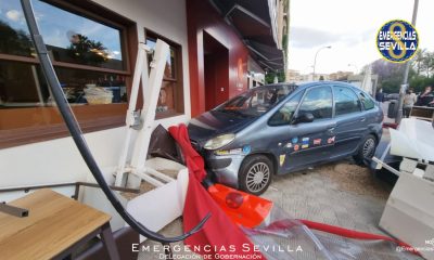 Cuatro personas heridas al arrollar un conductor ebrio la terraza de un restaurante en Sevilla