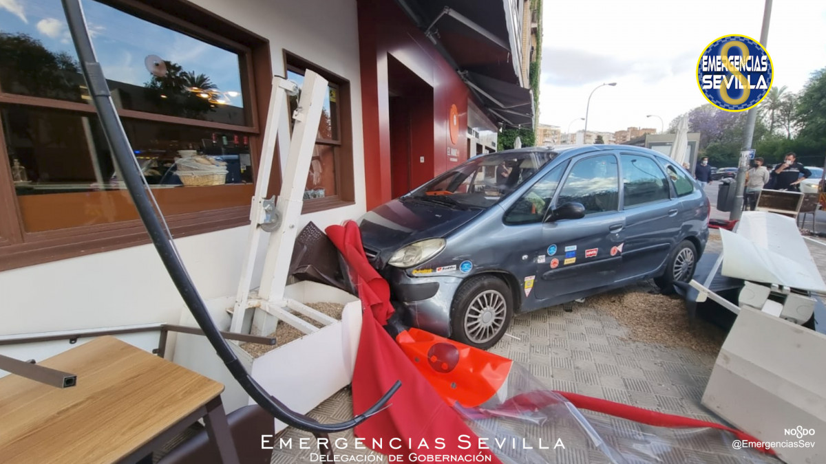 Cuatro personas heridas al arrollar un conductor ebrio la terraza de un restaurante en Sevilla