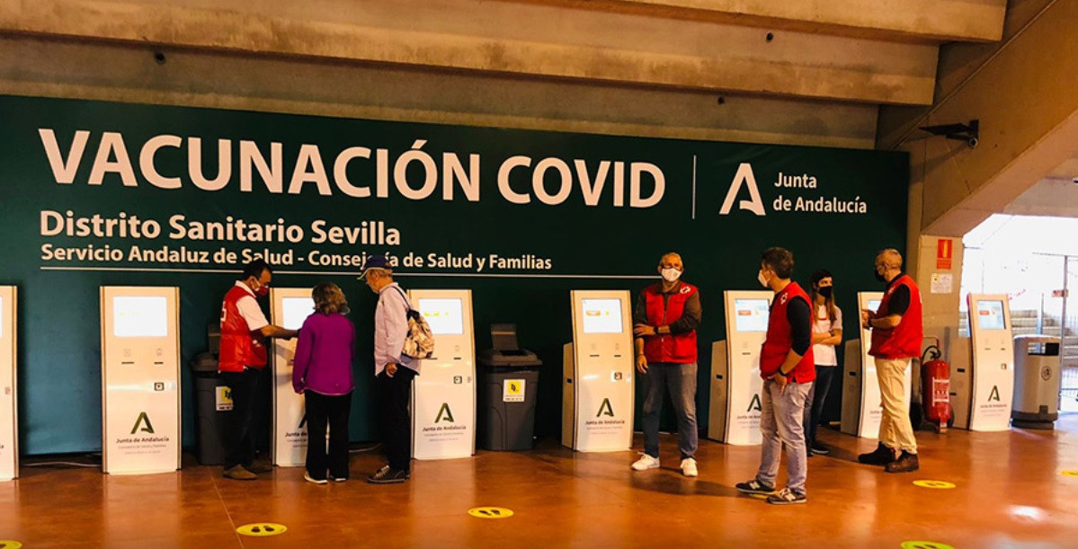 Comienza la vacunación a mayores de 70 años en el Estadio Olímpico de La Cartuja de Sevilla