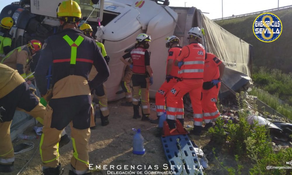 Un herido tras el vuelco del camión en la A-4, a la altura de Dos Hermanas