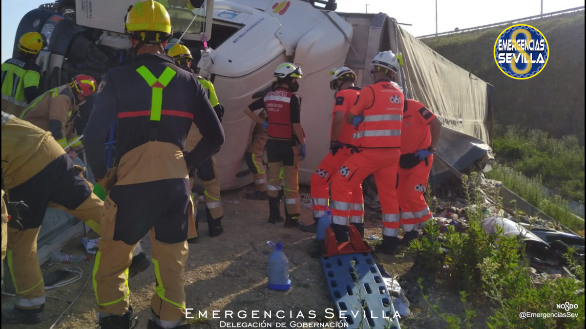 Un herido tras el vuelco del camión en la A-4, a la altura de Dos Hermanas