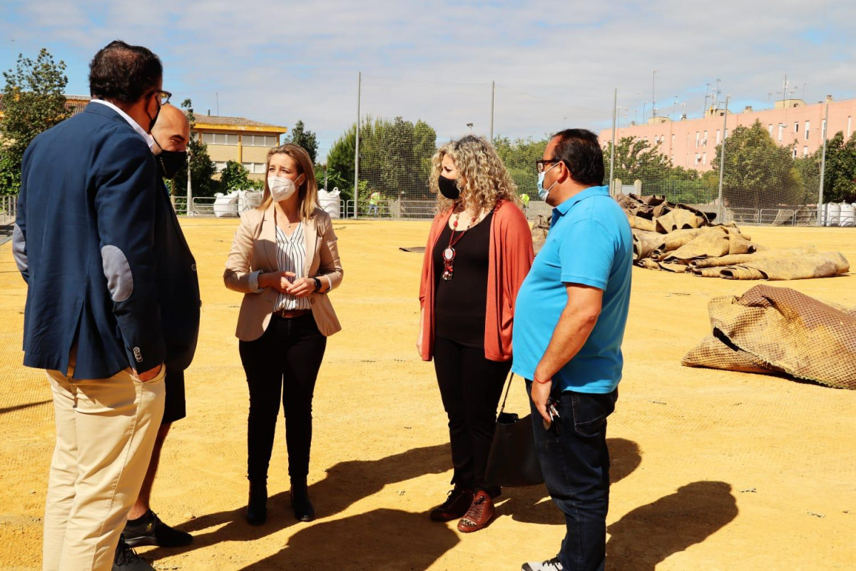 Alcalá de Guadaíra inicia la renovación del césped artificial del campo de fútbol de Malasmañanas
