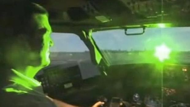 Recreación de como puede afectar un puntero láser a la visión de un piloto de aviones