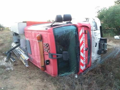 Vuelca un camión de bomberos en El Viso del Alcor resultando herido leve su conductor