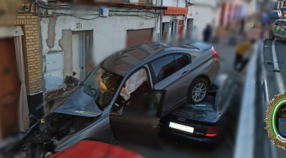 Aparatoso accidente en El Viso del Alcor tras saltar un coche de la carretera a una calle