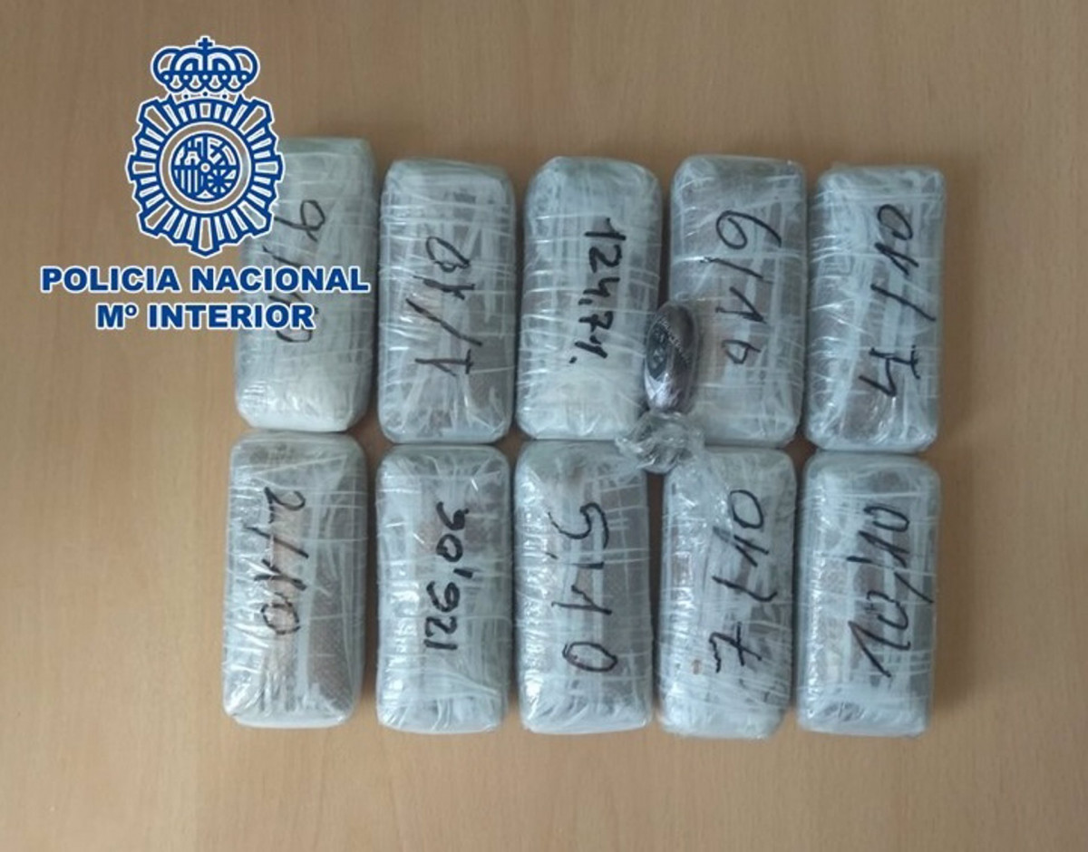 Detenidos tras ser sorprendidos con 1,3 kilos de hachís y casi 4.000 euros en una furgoneta en Granada