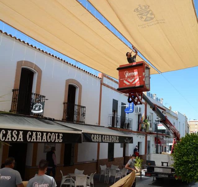 Tomares comienza la instalación de toldos en el centro peatonal