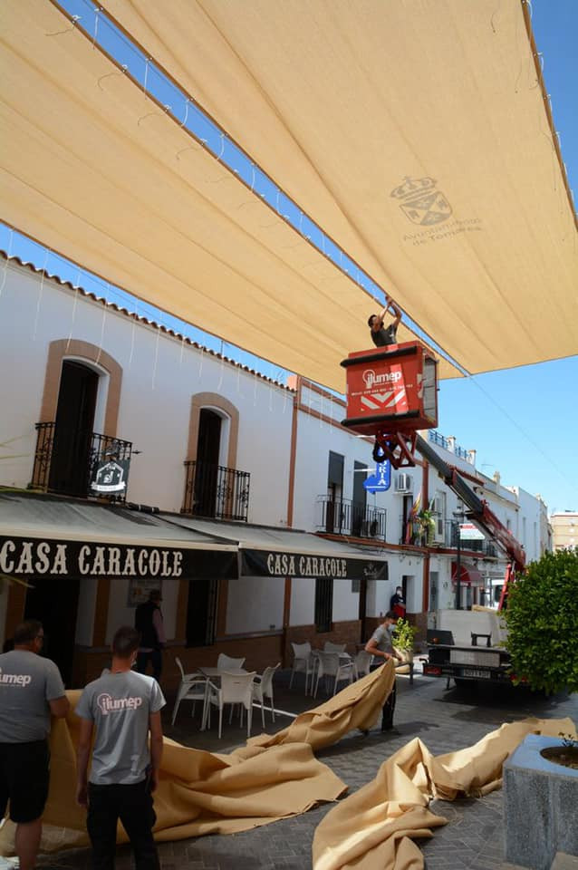 Tomares comienza la instalación de toldos en el centro peatonal