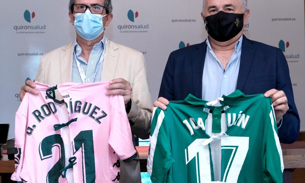 Las 'batas protectoras' del Real Betis hacen felices a diez menores del QuirónSalud