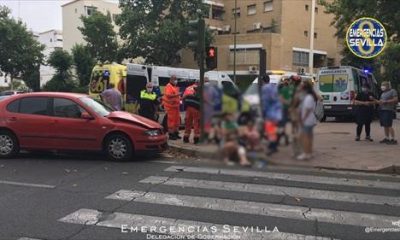 Diez heridos tras colisionar una ambulancia de urgencia con un coche en Sevilla