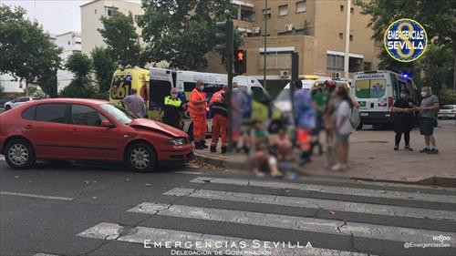 Diez heridos tras colisionar una ambulancia de urgencia con un coche en Sevilla
