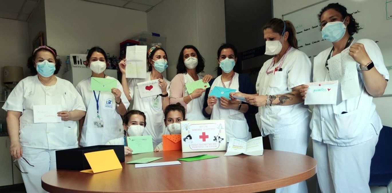 Menores de un colegio de Carrión envían un 'kit de energía' con mensajes y dibujos de ánimo a pacientes del Valme