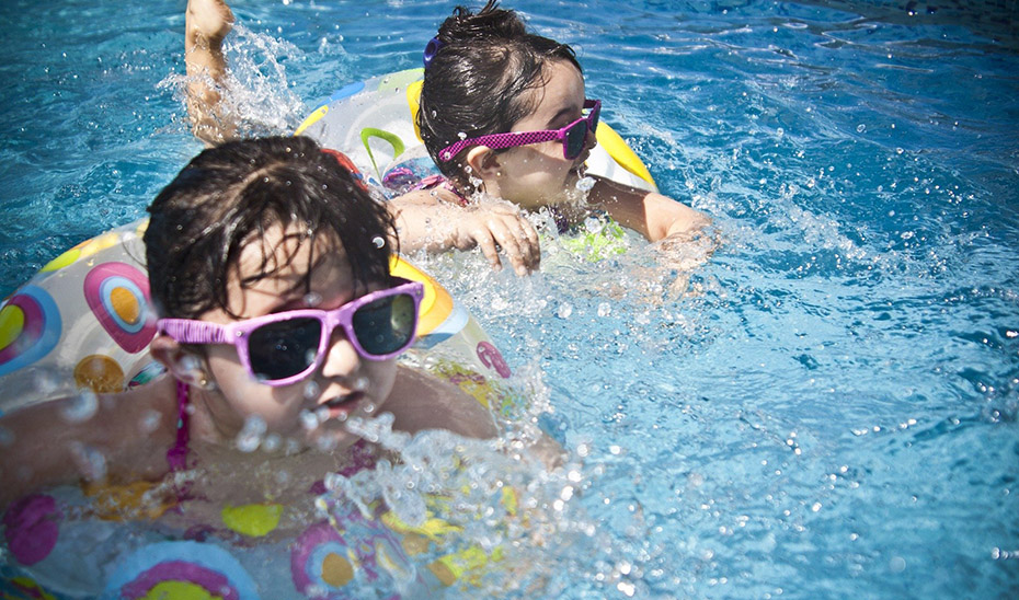 Consumo llama a la compra responsable de cremas solares, gafas de sol, flotadores o barcas hinchables