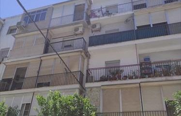 La Policía de Camas rescata a un hombre que intentaba descolgarse por un balcón