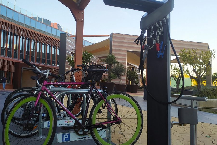 Torre Sevilla pone a disposición de sus visitantes un puesto de reparación de bicicletas