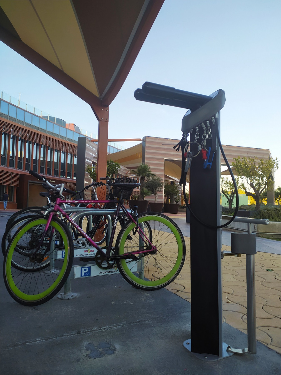 Torre Sevilla pone a disposición de sus visitantes un puesto de reparación de bicicletas