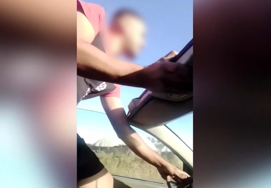 Identifican al conductor de un vehículo que circulaba de pie sobre el asiento