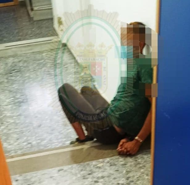 Lo sorprende robando en su casa de San Juan y lo retiene hasta que llega la Policía