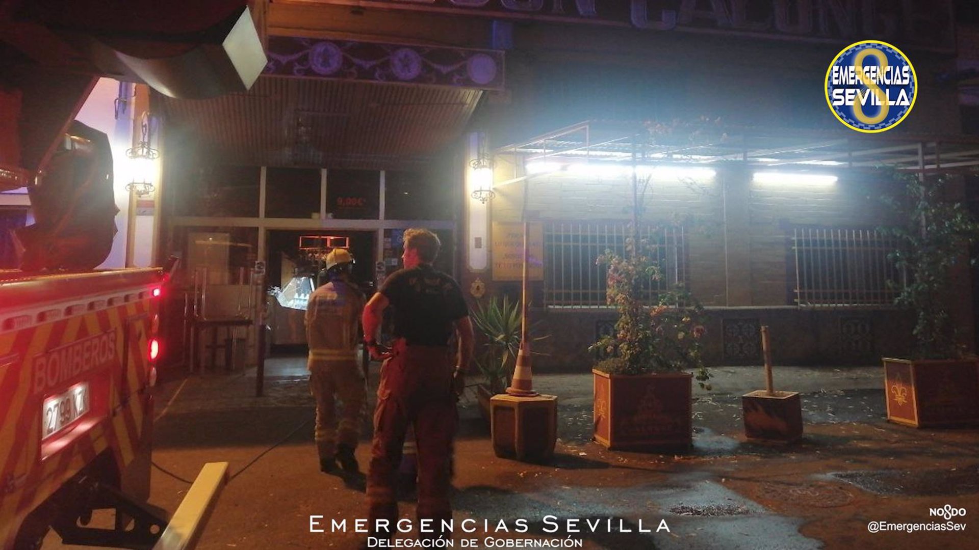 Extinguidos dos incendios en Sevilla, con un hospitalizado por inhalación de humos