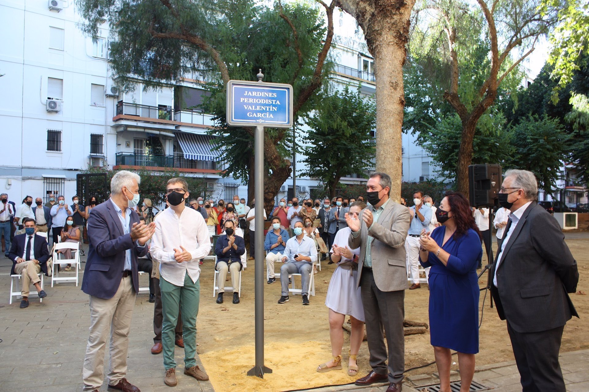 Inauguran con el nombre Jardines Periodista Valentín García una zona verde en Triana
