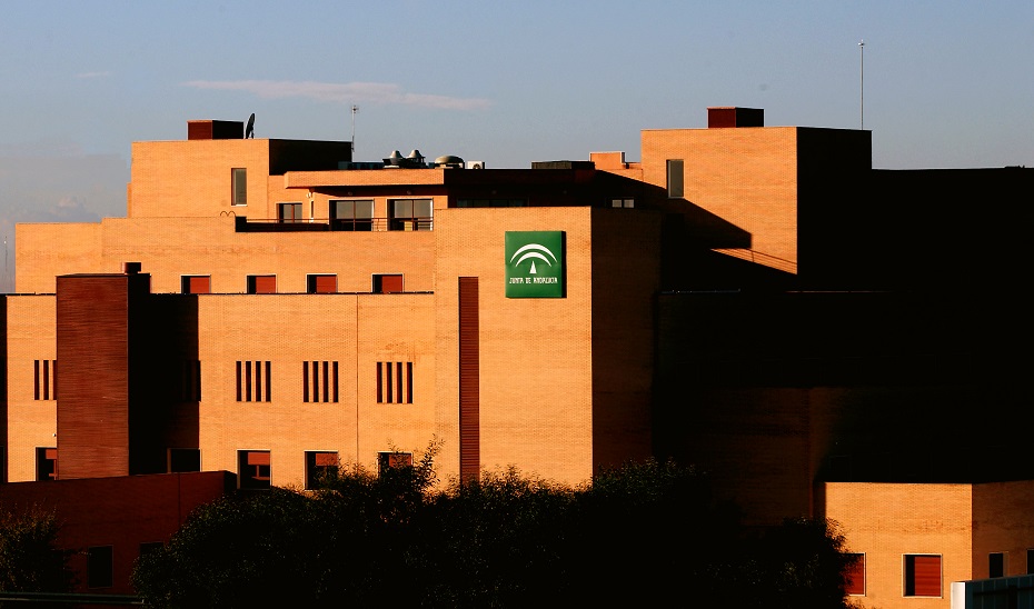 Fallece un motorista tras colisionar con una furgoneta en una rotonda de Bormujos