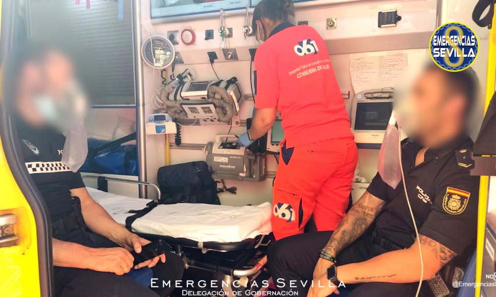 Evacuados al hospital dos ancianos y dos policías tras el incendio de un piso en Sevilla