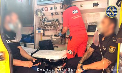 Evacuados al hospital dos ancianos y dos policías tras el incendio de un piso en Sevilla