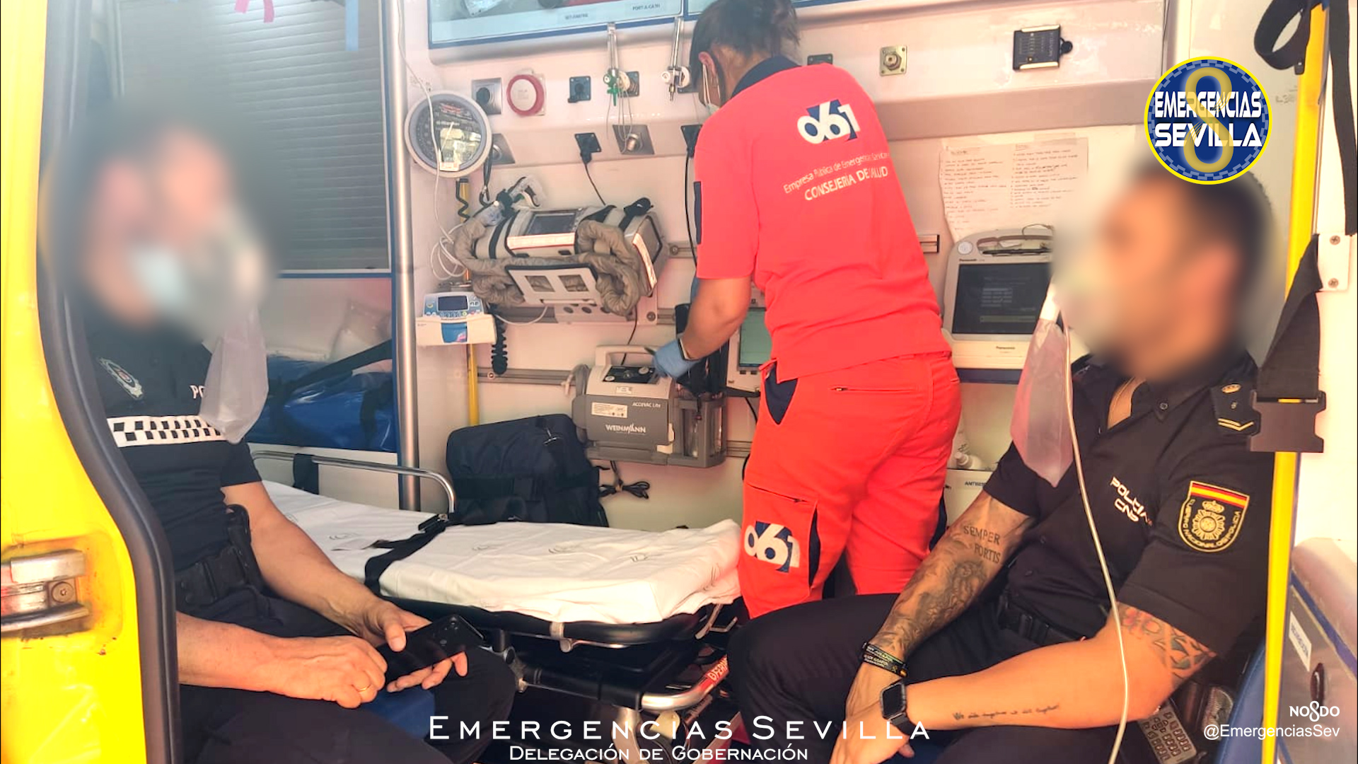 Evacuados al hospital dos ancianos y dos policías tras el incendio de un piso en Sevilla