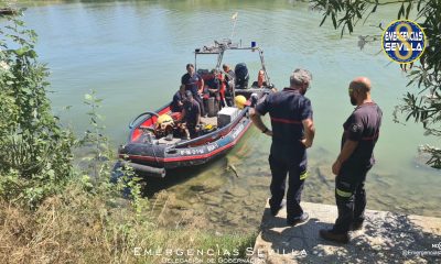 Dos embarcaciones y seis buceadores se suman a la búsqueda de una persona que se habría sumergido en el Guadalquivir