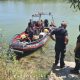 Dos embarcaciones y seis buceadores se suman a la búsqueda de una persona que se habría sumergido en el Guadalquivir