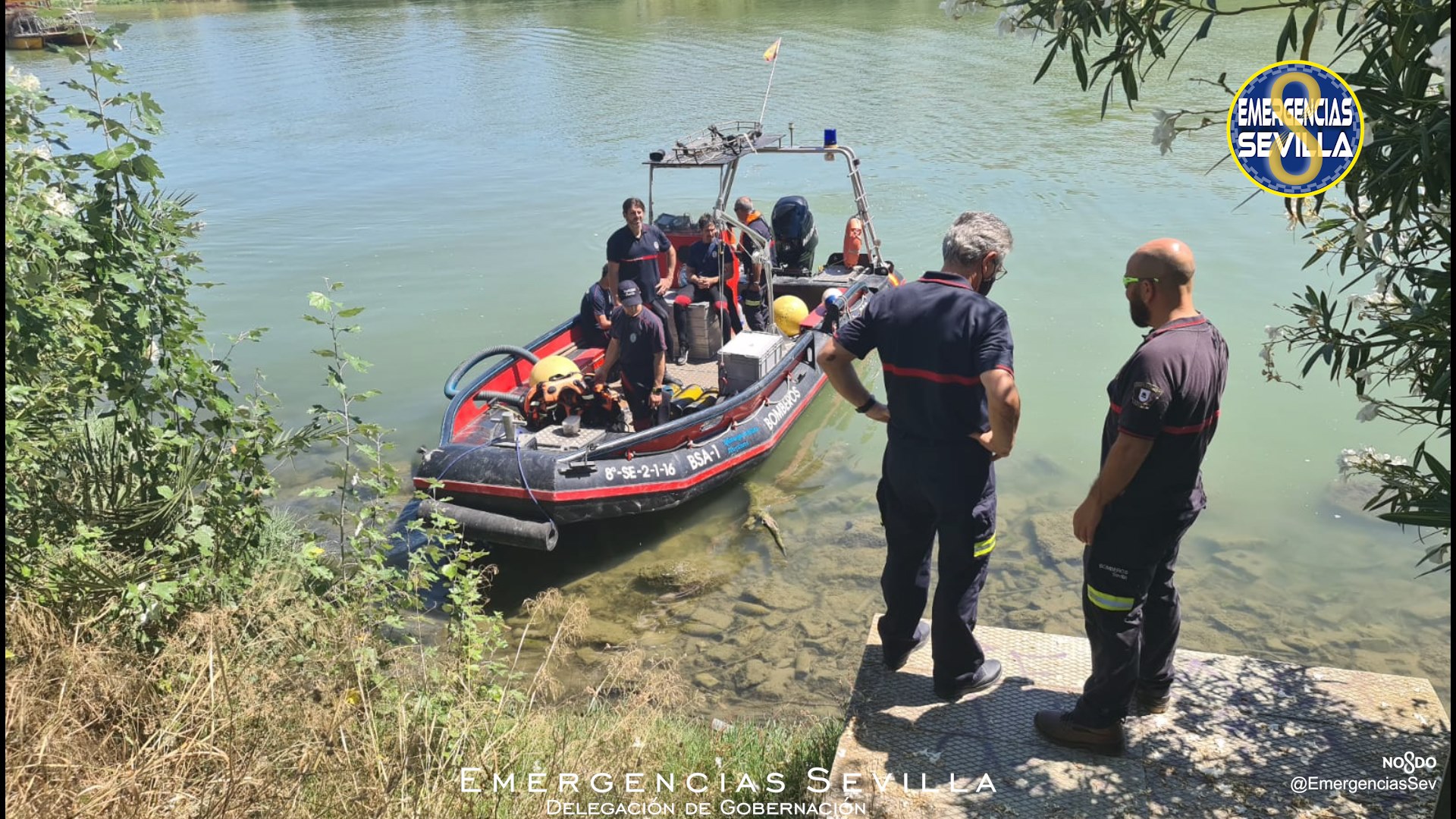 Dos embarcaciones y seis buceadores se suman a la búsqueda de una persona que se habría sumergido en el Guadalquivir