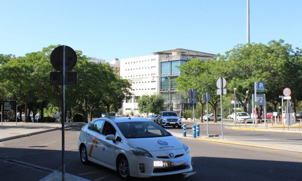 Un nuevo servicio de taxi une a Constantina y Lora del Río por 3,2 euros