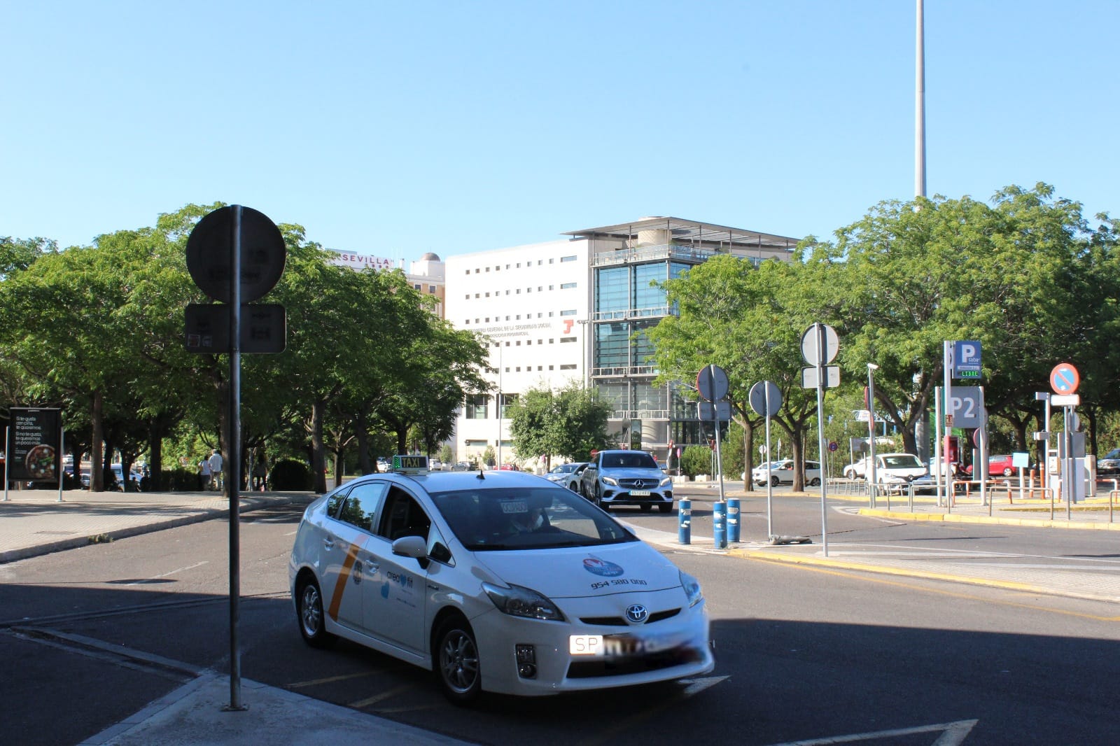 Un nuevo servicio de taxi une a Constantina y Lora del Río por 3,2 euros