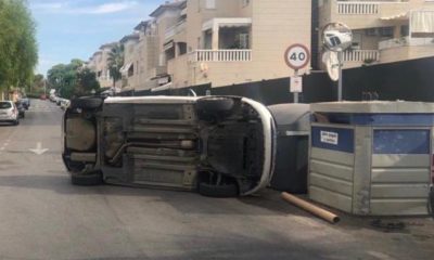 Le coge el coche a su padre y vuelca en una calle de Tomares