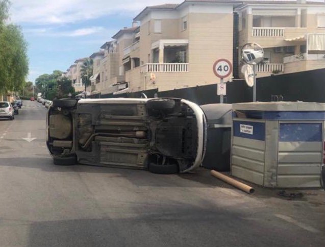 Le coge el coche a su padre y vuelca en una calle de Tomares