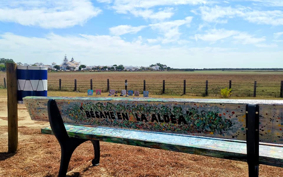 Un banco especial para recordar los besos en El Rocío