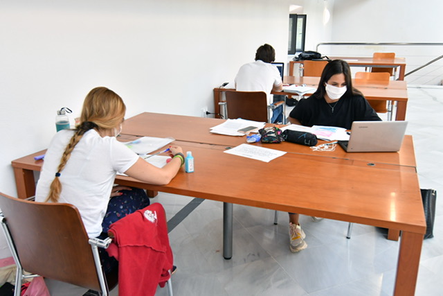 La biblioteca de Tomares ampliará su horario de cara a los exámenes de septiembre